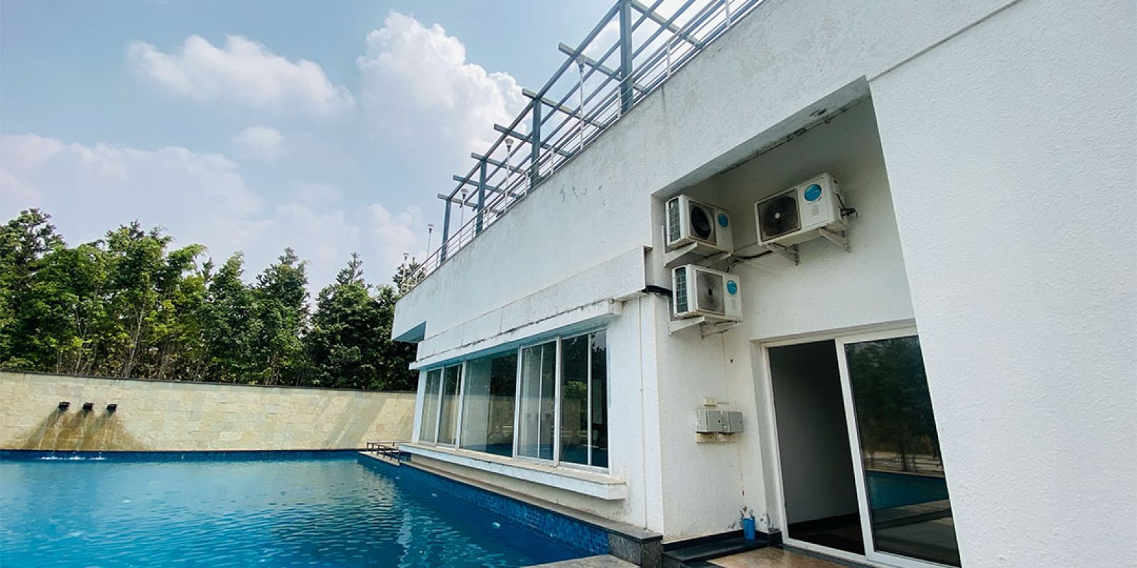 a pool outside of a housesue 