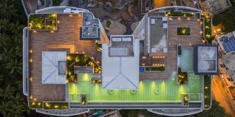 The-Vimaana-Pool-_-Bar-Deck-lit-up-at-Twilight-Svasa-Homes